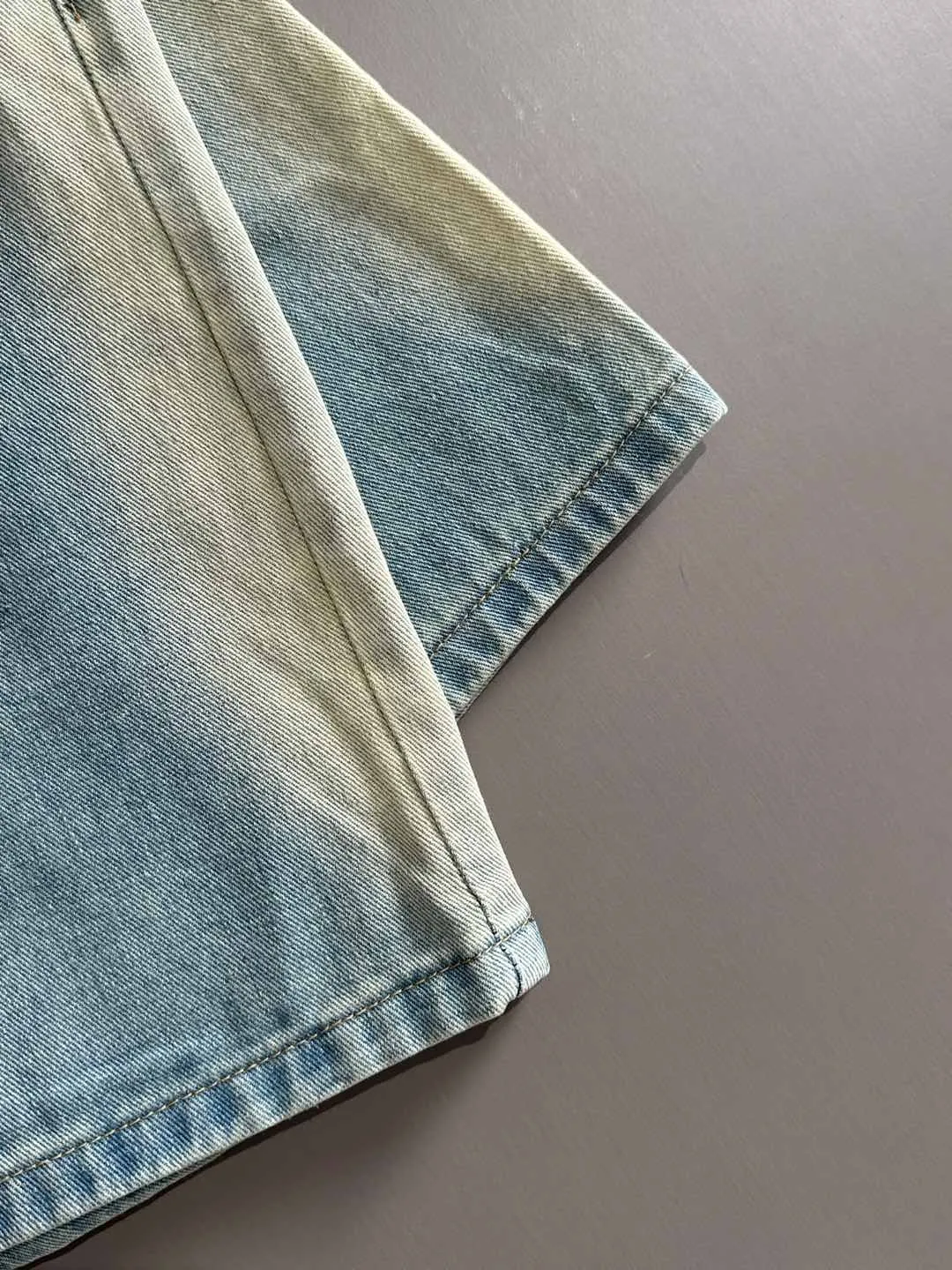 🅿️330 Stone Island 2025 new summer jeans and denim shorts are woven from imported Japanese Denim plain cotton denim fabrics. They are complete with three standards. The top stonewashing process makes the texture reach the old taste of the 1980s. It is soft, delicate, comfortable and breathable. The color has a modern and fashionable vicissitudes. The upper body is versatile and fashionable! Light luxury, a must-have item for daily commuting! Size: S-2XL (please state your height and weight when placing an order)